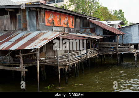 Holzbaracken am Ufer des Flusses Chao Phraya in Bangkok, Thailand Stockfoto