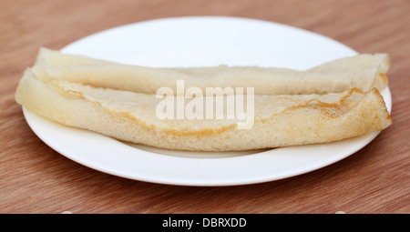 Patishapta Pitha auf einem weißen Teller Stockfoto