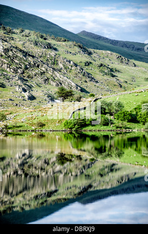 SNOWDONIA, Wales – die zerklüfteten Berge des nördlichen Snowdonia-Nationalparks entlang der A4086. Diese malerische Route bietet einen dramatischen Blick auf die walisische Landschaft mit hohen Gipfeln, felsigen Landschaften und ausgedehnten Tälern, was sie zu einer beliebten Fahrt für Naturliebhaber macht, die den Park erkunden. Stockfoto