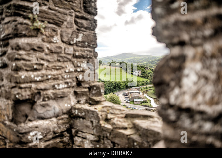 CONWY, Wales – die Stadt und die Umgebung von einem der Türme von Conwy Castle, einer mittelalterlichen Festung, die Eduard I. im späten 13. Jahrhundert erbaut hat. Die Burg ist Teil der ummauerten Stadt Conwy und nimmt einen strategischen Punkt am Fluss Conwy in Nordwales ein. Conwy Castle gilt weithin als eines der besten Beispiele für Militärarchitektur des späten 13. Und frühen 14. Jahrhunderts in Europa. Die Festung und die Stadtmauern gehören zum UNESCO-Weltkulturerbe als Teil der Burgen und Stadtmauern von König Eduard in Gwynedd. Die acht gewaltigen runden Türme der Burg und der Higg Stockfoto