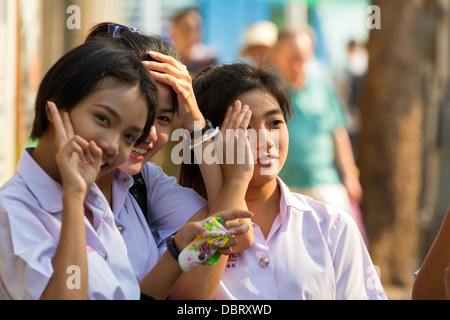 Fröhliche junge Mädchen in den Straßen von Bangkok, Thailand Stockfoto