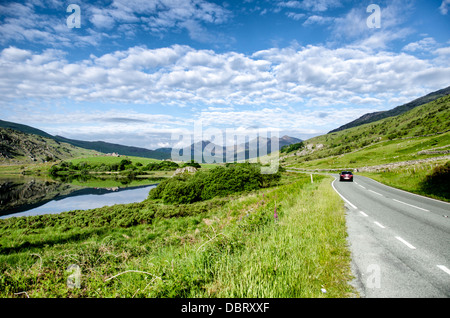 SNOWDONIA, Wales – die zerklüfteten Berge des nördlichen Snowdonia-Nationalparks entlang der A4086. Diese malerische Route bietet einen dramatischen Blick auf die walisische Landschaft mit hohen Gipfeln, felsigen Landschaften und ausgedehnten Tälern, was sie zu einer beliebten Fahrt für Naturliebhaber macht, die den Park erkunden. Stockfoto