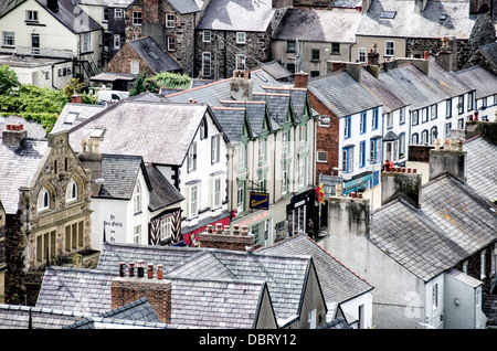 CONWY, Wales – walisische Schieferdächer von Häusern in der Stadt Conwy, gesehen von einem Turm des Conwy Castle aus dem 13. Jahrhundert an der Nordküste von Wales, Großbritannien. Die mittelalterliche Festung, die von König Eduard I. erbaut wurde, bietet einen beeindruckenden Blick auf die historische ummauerte Stadt darunter und zeigt traditionelle walisische Architektur und das reiche Schiefererbe der Region. Stockfoto