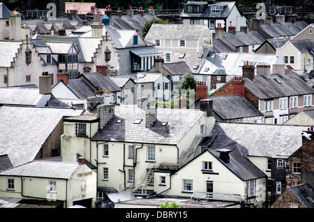 CONWY, Wales – walisische Schieferdächer von Häusern in der Stadt Conwy, gesehen von einem Turm des Conwy Castle aus dem 13. Jahrhundert an der Nordküste von Wales, Großbritannien. Die mittelalterliche Festung, die von König Eduard I. erbaut wurde, bietet einen beeindruckenden Blick auf die historische ummauerte Stadt darunter und zeigt traditionelle walisische Architektur und das reiche Schiefererbe der Region. Stockfoto