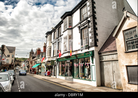 Geschäfte auf Castle Street, einer der Hauptstraßen von Conwy, die parallel zum Meer verläuft. Conwy ist eine historische Festungsstadt am bekanntesten für Conwy Castle, das am südlichen Ende der Castle Street steht. Stockfoto