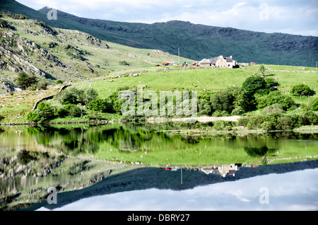 SNOWDONIA, Wales – die zerklüfteten Berge des nördlichen Snowdonia-Nationalparks entlang der A4086. Diese malerische Route bietet einen dramatischen Blick auf die walisische Landschaft mit hohen Gipfeln, felsigen Landschaften und ausgedehnten Tälern, was sie zu einer beliebten Fahrt für Naturliebhaber macht, die den Park erkunden. Stockfoto