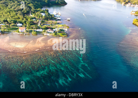 Eine Luftaufnahme von einem tropischen Resort mit fantastischen Riffe und klarem Wasser auf der Insel Roatan, Honduras. Stockfoto