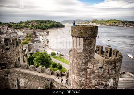 CONWY, Wales – die Stadt und die Umgebung von einem der Türme von Conwy Castle, einer mittelalterlichen Festung, die Eduard I. im späten 13. Jahrhundert erbaut hat. Die Burg ist Teil der ummauerten Stadt Conwy und nimmt einen strategischen Punkt am Fluss Conwy in Nordwales ein. Conwy Castle gilt weithin als eines der besten Beispiele für Militärarchitektur des späten 13. Und frühen 14. Jahrhunderts in Europa. Die Festung und die Stadtmauern gehören zum UNESCO-Weltkulturerbe als Teil der Burgen und Stadtmauern von König Eduard in Gwynedd. Die acht gewaltigen runden Türme der Burg und der Higg Stockfoto