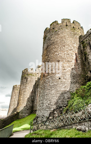 CONWY, Wales – die imposanten Türme von Conwy Castle, einer mittelalterlichen Festung aus dem 13. Jahrhundert, erheben sich vom Boden aus in Conwy, Nordwales, Großbritannien. Diese massiven Steintürme wurden von König Eduard I. während seiner Eroberung von Wales erbaut und veranschaulichen die fortschrittliche militärische Architektur dieser Zeit. Die Bodenperspektive betont die einschüchternde Präsenz und die Verteidigungsfähigkeit der Burg. Stockfoto