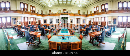 AUSTIN, Texas, USA – Panorama des Innenraums der Senatskammer im Texas State Capitol in Austin, Texas. Der Senat von Texas besteht aus 31 Senatoren, von denen jeder einen eigenen Schreibtisch in der Kammer hat. Der Boden ist mit einem markanten grünen Teppich gesäumt, der ihn vom Repräsentantenhaus abhebt. Stockfoto