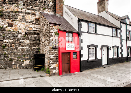 CONWY, Wales - Kai Haus, auch als das kleinste Haus in Großbritannien bekannt, steht neben der Mauern von Conwy Castle. Bis 1900 war es ein funktional, aber kleine Residenz ist jetzt aber eine touristische Attraktion.