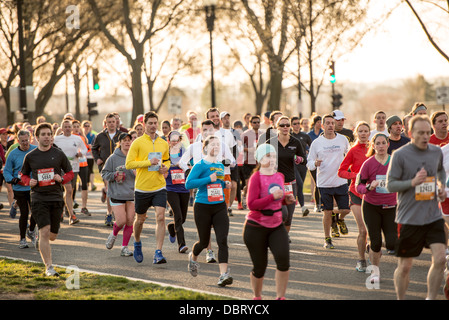 WASHINGTON DC, USA – die Läufer nehmen am jährlichen Cherry Blossom Ten Mile Run in Washington DC Teil. Das beliebte Frühlingsrennen fällt mit dem National Cherry Blossom Festival zusammen und zieht Tausende von Teilnehmern und Zuschauern in die Hauptstadt der USA. Stockfoto