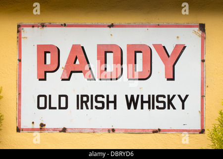 Paddy Old Irish Whisky Schild an der Außenwand des Pub Westport County Mayo Irland Irland Stockfoto