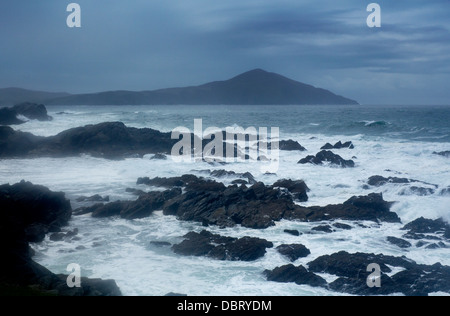 Achill Island stürmischen Meer Atlantik Seegang hämmerte gezackten Felsen County Mayo Irland Irland Stockfoto