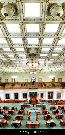 AUSTIN, Texas, USA – Panorama des Innenraums der Senatskammer im Texas State Capitol in Austin, Texas. Der Senat von Texas besteht aus 31 Senatoren, von denen jeder einen eigenen Schreibtisch in der Kammer hat. Der Boden ist mit einem markanten grünen Teppich gesäumt, der ihn vom Repräsentantenhaus abhebt. Stockfoto