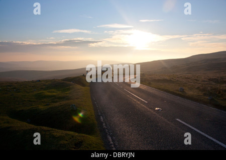 4WD Fahrzeug auf Biegung am Gipfel des A4069 Bergstraße über Black Mountain bei Sonnenuntergang in der Nähe von Brynaman Carmarthenshire Wales UK Stockfoto