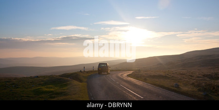 4WD Fahrzeug auf Biegung am Gipfel des A4069 Bergstraße über Black Mountain bei Sonnenuntergang in der Nähe von Brynaman Carmarthenshire Wales UK Stockfoto