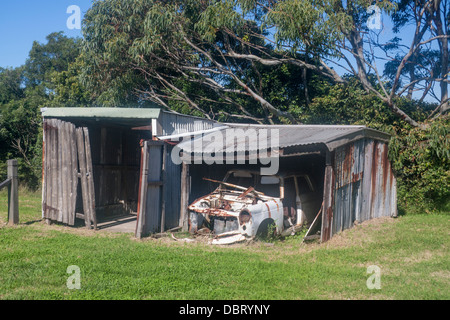 Baufällige Ruine alte Autowrack in alte Wellblech Blechhütte Garage Newcastle New South Wales NSW Australia Stockfoto