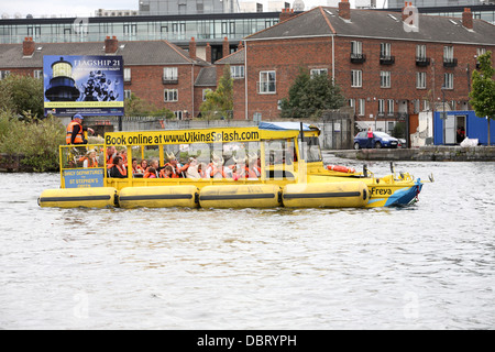 Viking-Tour auf dem Fluss Liffey Grand Canal dock Stockfoto