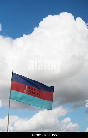 Hilfe für Helden Flagge vor einem bewölkten blauen Himmel Stockfoto