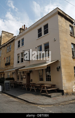 The Chequers Public House Bar in Bath England Street Corner Pub Stockfoto