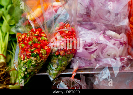 Verkauf von Chili Taschen auf einem Markt in Bangkok, Thailand Stockfoto