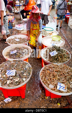 Szene auf dem Klong Toey Markt in Bangkok, Thailand Stockfoto