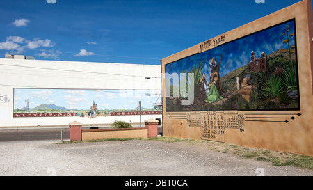 Wandmalerei in Alpine, Texas, Darstellung einer Szene nehmen Platz in Mexiko. Stockfoto