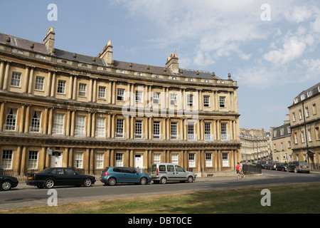 Der Circus in Bath England, georgianischer Halbmond der Häuser. Bath English Stadthäuser. Klasse I denkmalgeschützte Gebäudearchitektur Weltkulturerbe Stadt Stockfoto