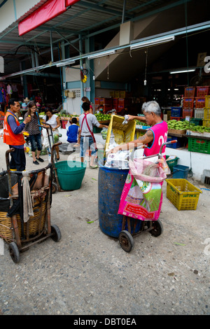 Szene auf dem Klong Toey Markt in Bangkok, Thailand Stockfoto