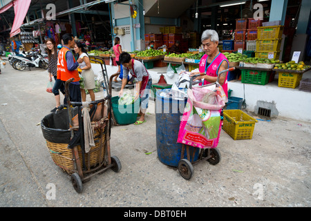 Szene auf dem Klong Toey Markt in Bangkok, Thailand Stockfoto