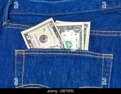 Tasche voller Dollar in ein paar Bluejeans Stockfoto