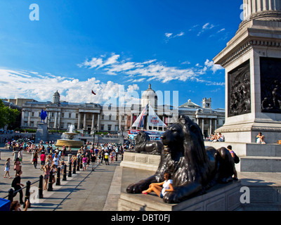 Blick auf den Trafalgar Square zeigt Löwe Skulptur an der Basis des Nelson Säule und National Gallery im Hintergrund Stockfoto