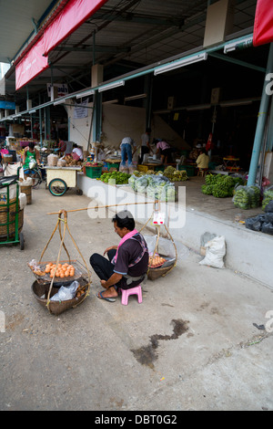 Szene auf dem Klong Toey Markt in Bangkok, Thailand Stockfoto