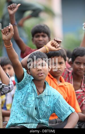 Puttaparthy, Indien, 4. August 2013. Indische Kinder aus Puttaparthy in Andhra Pradesh protestieren gegen die Schaffung des neuen Bundesstaates Telangana, die den Staat Andhra Pradesh in zwei trennen würde. Bildnachweis: Werli Francois/Alamy Live-Nachrichten Stockfoto