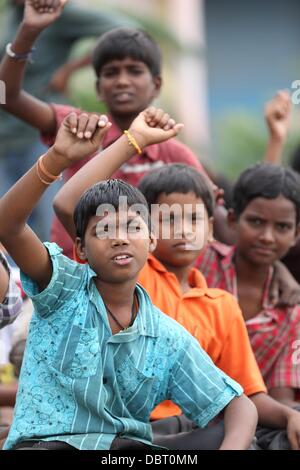 Puttaparthy, Indien, 4. August 2013. Indische Kinder aus Puttaparthy in Andhra Pradesh protestieren gegen die Schaffung des neuen Bundesstaates Telangana, die den Staat Andhra Pradesh in zwei trennen würde. Bildnachweis: Werli Francois/Alamy Live-Nachrichten Stockfoto