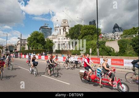 London, UK. 3. August 2013. Radfahrer in der Freecycle-Veranstaltung route für jedermann auf einer verkehrsfreien Tower Hill Kredit: Malcolm Park/Alamy Live News Stockfoto