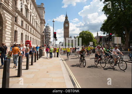 London, UK. 3. August 2013. Radfahrer in der Freecycle Ereignisroute für jeden pass, Big Ben und die Houses of Parlament Credit: Malcolm Park/Alamy Live News Stockfoto