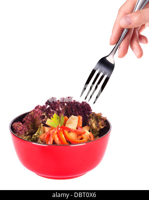 Chinesische Ernährung in einer roten Platte und Hand mit Gabel isoliert auf weißem Hintergrund Stockfoto