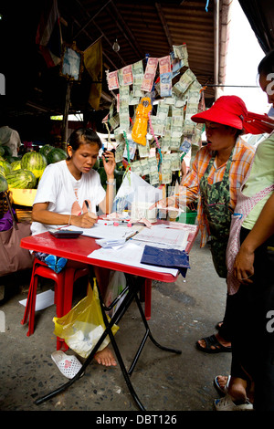 Szene auf dem Klong Toey Markt in Bangkok, Thailand Stockfoto