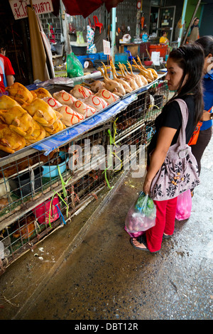 Verkauf von Geflügel auf dem Klong Toey Markt in Bangkok, Thailand Stockfoto