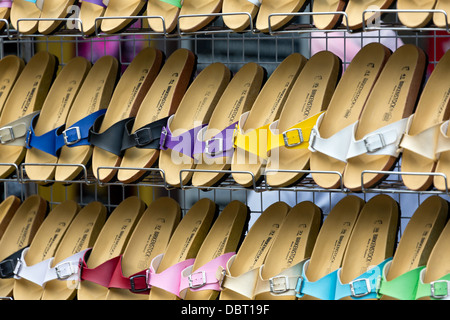 Verkauf von Sandalen auf einem Markt in Bangkok, Thailand Stockfoto