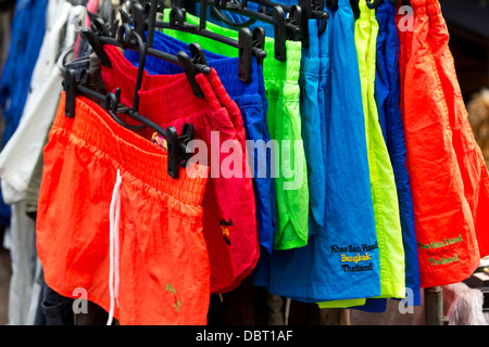 Verkauf von Hosen auf einem Markt auf der Kao San Road in Bangkok, Thailand Stockfoto