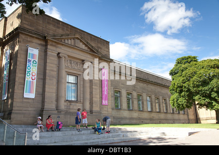 Ein sonniger Nachmittag in Weston Park Sheffield. Familien außerhalb des Museums Stockfoto