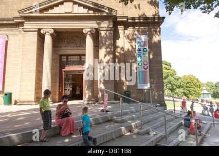 Ein sonniger Nachmittag in Weston Park Sheffield. Familien außerhalb des Museums Stockfoto