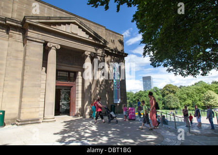 Ein sonniger Nachmittag in Weston Park Sheffield. Familien gehen ins museum Stockfoto