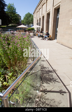 Ein sonniger Nachmittag in Weston Park Sheffield, das Museumscafé Stockfoto