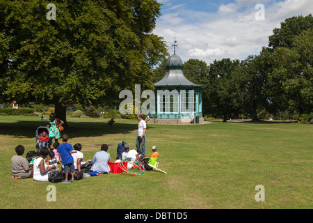 Ein sonniger Nachmittag in Weston Park Sheffield. Der Musikpavillon und Familien picknicken Stockfoto