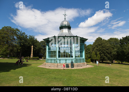 Ein sonniger Nachmittag in Weston Park Sheffield. Der Musikpavillon Stockfoto