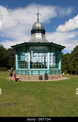 Ein sonniger Nachmittag in Weston Park Sheffield. Der Musikpavillon Stockfoto